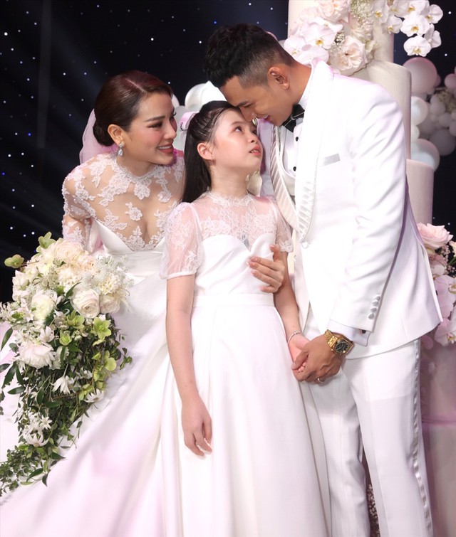 Mẹ đơn thân Vbiz được đại gia kim cương si mê: "Cưỡi" G63 cưới về, sống trong biệt thự 5 tầng ở phường Thạnh Mỹ Tây- Ảnh 6.