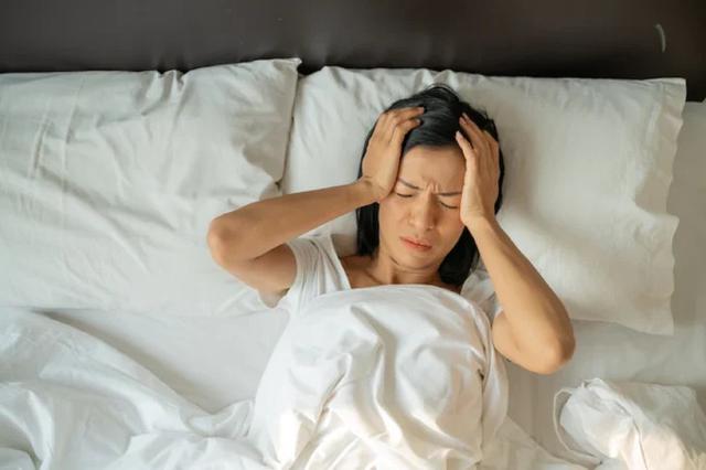 Kh&ocirc;ng ăn nhiều m&agrave; bụng vẫn ng&agrave;y c&agrave;ng to? Chuy&ecirc;n gia nội tiết cảnh b&aacute;o: Thủ phạm c&oacute; thể l&agrave; th&oacute;i quen h&agrave;ng triệu người mắc mỗi đ&ecirc;m- Ảnh 2.