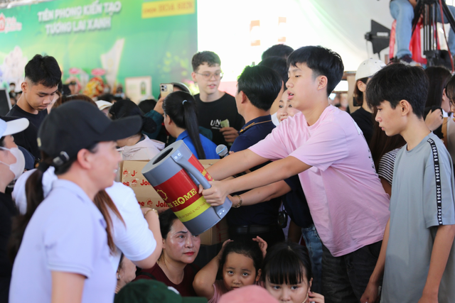 Nữ NSƯT từ Úc về dạy 3 con một bài học- Ảnh 1.