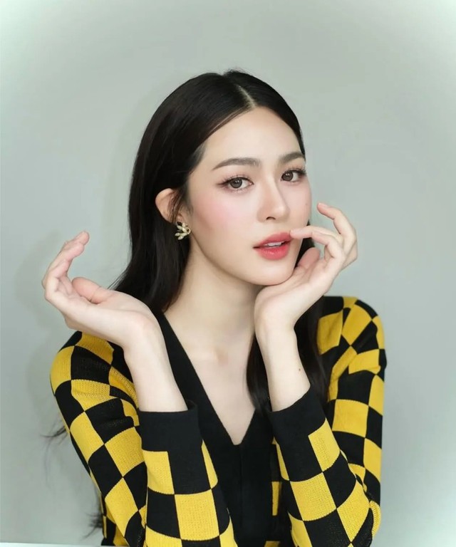 Mỹ nh&acirc;n 9x trở th&agrave;nh "người phụ nữ đẹp nhất thế giới năm 2026", nhan sắc thế n&agrave;o m&agrave; lấn &aacute;t cả Địch Lệ Nhiệt Ba? - Ảnh 2.