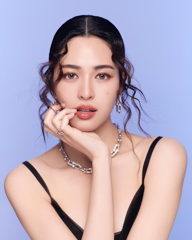 Mỹ nh&acirc;n 9x trở th&agrave;nh "người phụ nữ đẹp nhất thế giới năm 2026", nhan sắc thế n&agrave;o m&agrave; lấn &aacute;t cả Địch Lệ Nhiệt Ba? - Ảnh 4.