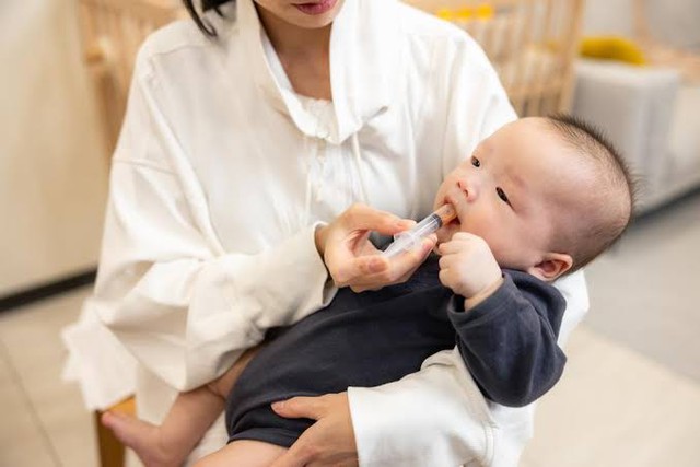 Con sốt gần 40 độ nhưng cả nh&agrave; chồng nhất quyết kh&ocirc;ng cho uống thuốc- Ảnh 1.