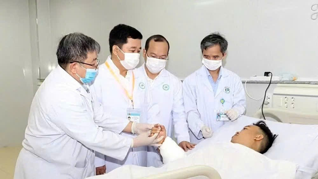 Kỳ t&iacute;ch y khoa tại Bệnh viện đa khoa B&agrave; Rịa: 6 giờ nghẹt thở nối th&agrave;nh c&ocirc;ng cẳng tay đứt l&igrave;a cho nam c&ocirc;ng nh&acirc;n - Ảnh 1.