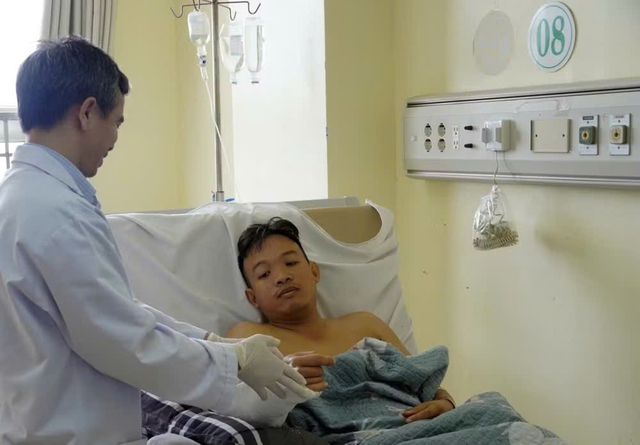 Kỳ t&iacute;ch y khoa tại Bệnh viện đa khoa B&agrave; Rịa: 6 giờ nghẹt thở nối th&agrave;nh c&ocirc;ng cẳng tay đứt l&igrave;a cho nam c&ocirc;ng nh&acirc;n - Ảnh 2.