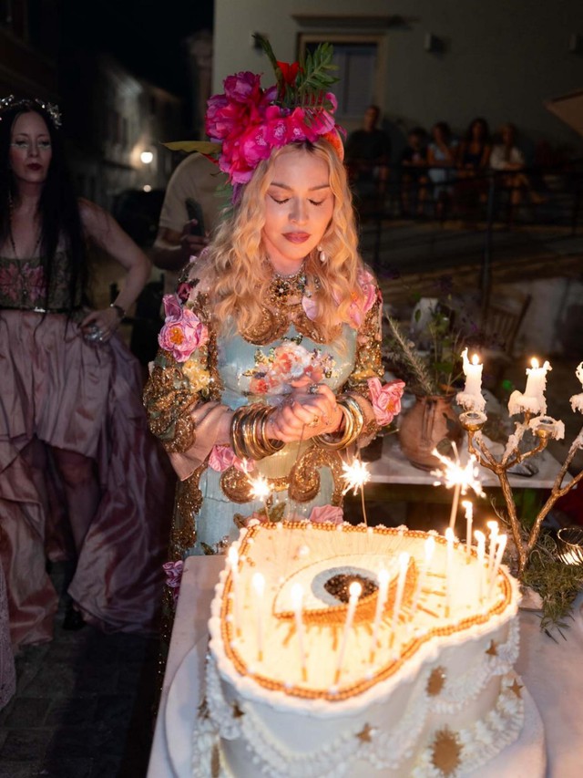 "Nữ hoàng" Madonna mừng sinh nhật tuổi 68: "Ferrari cũ vẫn là Ferrari"- Ảnh 2.