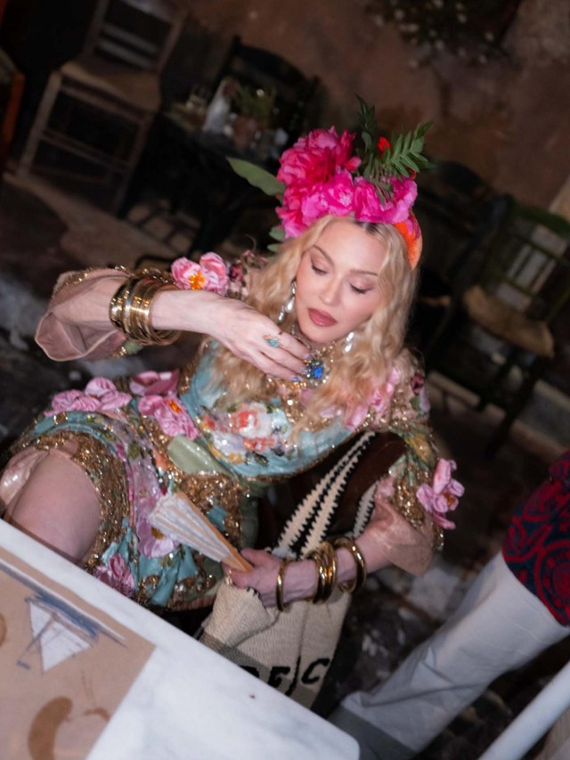 "Nữ hoàng" Madonna mừng sinh nhật tuổi 68: "Ferrari cũ vẫn là Ferrari"- Ảnh 3.