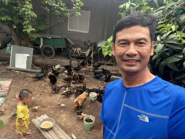 Nam nghệ sĩ đ&igrave;nh đ&aacute;m bỏ TP.HCM, về qu&ecirc; ở c&ugrave;ng vợ k&eacute;m 26 tuổi trong nh&agrave; cấp bốn 35m2 vẫn hạnh ph&uacute;c - Ảnh 6.