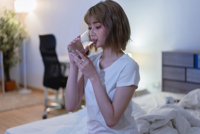 Uống nhiều nước trước khi ngủ, cơ thể sẽ trải qua những thay đổi thế nào? - Ảnh 1.