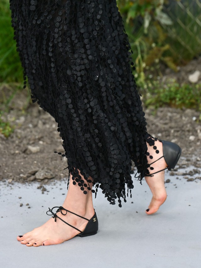 Minh tinh lộ chân bẩn trên thảm đỏ vì đi nửa đôi dép 30 triệu của Chanel- Ảnh 5.