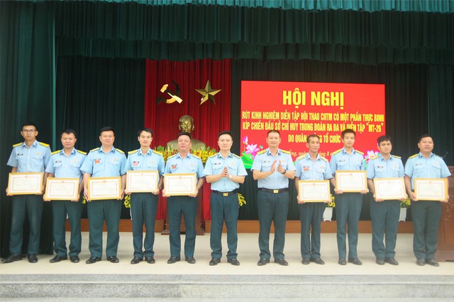 Trung đoàn Ra-đa 290 rút kinh nghiệm, biểu dương thành tích trong huấn luyện, diễn tập - Ảnh 4.
