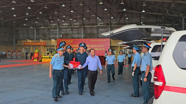 Chuyến bay đặc biệt đưa 7.104 mẫu h&agrave;i cốt liệt sĩ ra H&agrave; Nội phục vụ gi&aacute;m định ADN - Ảnh 9.