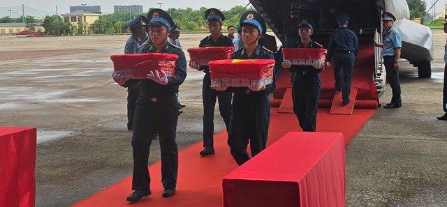Chuyến bay đặc biệt đưa 7.104 mẫu h&agrave;i cốt liệt sĩ ra H&agrave; Nội phục vụ gi&aacute;m định ADN - Ảnh 7.