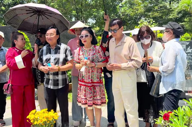 Nữ nghệ sĩ U80 tới mộ NSND Thanh Kim Huệ: "Tôi là vợ bé trong phim của của chồng Huệ đây"- Ảnh 1.