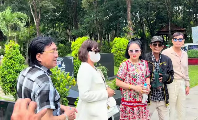Nữ nghệ sĩ U80 tới mộ NSND Thanh Kim Huệ: "Tôi là vợ bé trong phim của của chồng Huệ đây"- Ảnh 2.