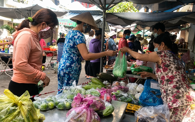 T&igrave;nh cờ gặp mẹ vợ ở chợ, t&ocirc;i mới biết sự thật vợ giấu bấy l&acirc;u nay, về mở tủ của c&ocirc; ấy m&agrave; t&ocirc;i sốc  - Ảnh 1.