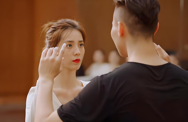 Chồng đi làm xa, tôi ở nhà nuôi 2 con thì gã hàng xóm ngày nào cũng gạ gẫm, đến khi anh ta nhắn 3 từ mà tôi lạnh người- Ảnh 1.