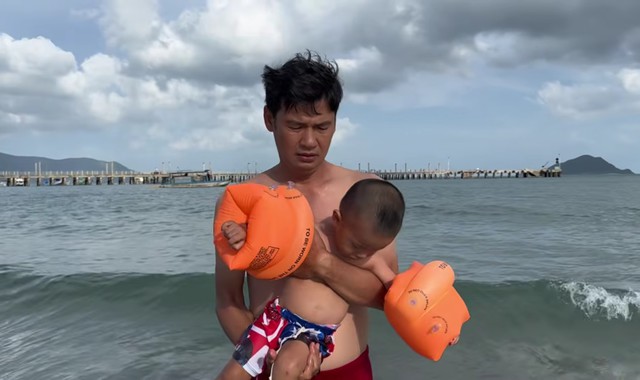 Nam diễn viên dẫn vợ kém 26 tuổi đi xin đẻ thêm con gái - Ảnh 1.