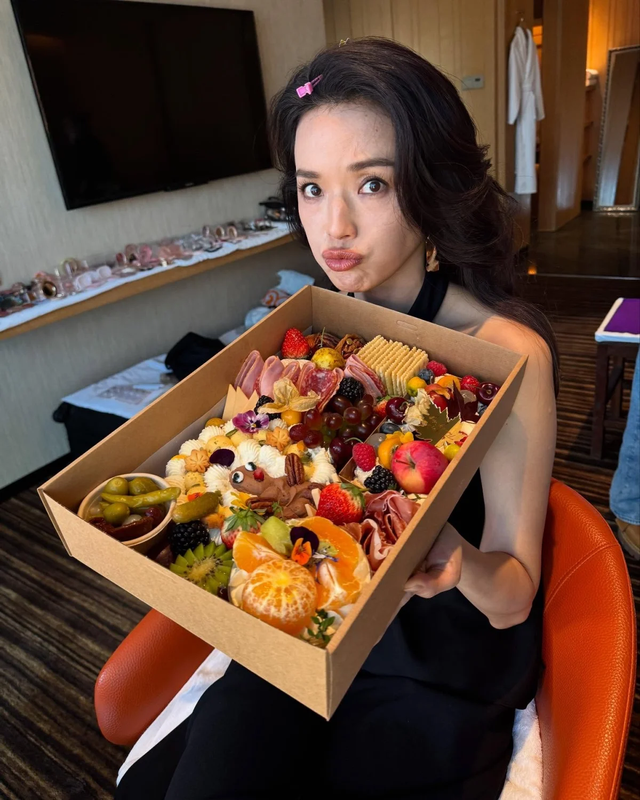Vóc dáng của Thư Kỳ ở tuổi 50 thật đáng kinh ngạc dù "rất thích ăn uống" nhưng nhìn bữa tối mới biết vì sao cô trẻ trung đến vậy trong nhiều năm- Ảnh 3.