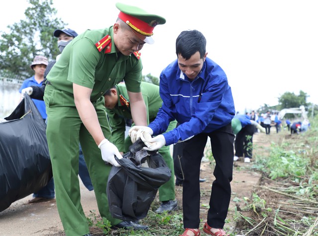 Tuổi trẻ chung tay x&acirc;y dựng n&ocirc;ng th&ocirc;n mới, l&agrave;ng qu&ecirc; đ&aacute;ng sống - Ảnh 3.