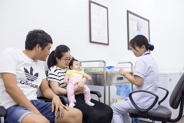 Bất lực khi chồng nhất quyết không cho con tiêm phòng vì tin rằng “trẻ con phải tự tạo miễn dịch” - Ảnh 1.