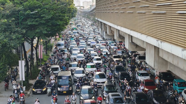 Hà Nội chiều tối 28/8: Người dân ùn ùn về quê, nhiều tuyến đường đông nghẹt phương tiện- Ảnh 2.
