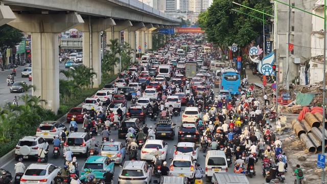 Hà Nội chiều tối 28/8: Người dân ùn ùn về quê, nhiều tuyến đường đông nghẹt phương tiện- Ảnh 3.