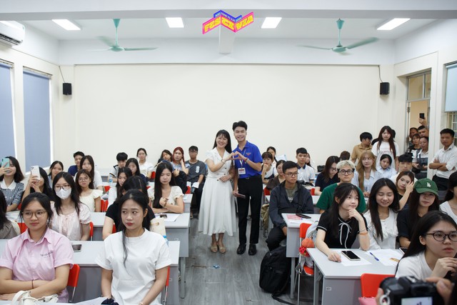 Hàng nghìn tân sinh viên K46 hào hứng nhập học tại Học viện Báo chí và Tuyên truyền - Ảnh 1.