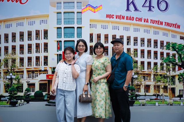 Hàng nghìn tân sinh viên K46 hào hứng nhập học tại Học viện Báo chí và Tuyên truyền - Ảnh 2.