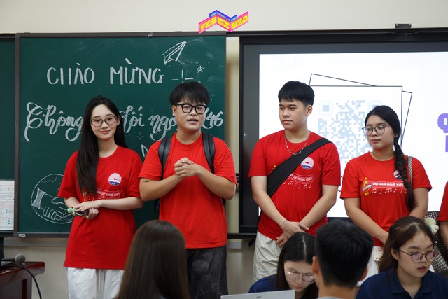 Hàng nghìn tân sinh viên K46 hào hứng nhập học tại Học viện Báo chí và Tuyên truyền - Ảnh 4.