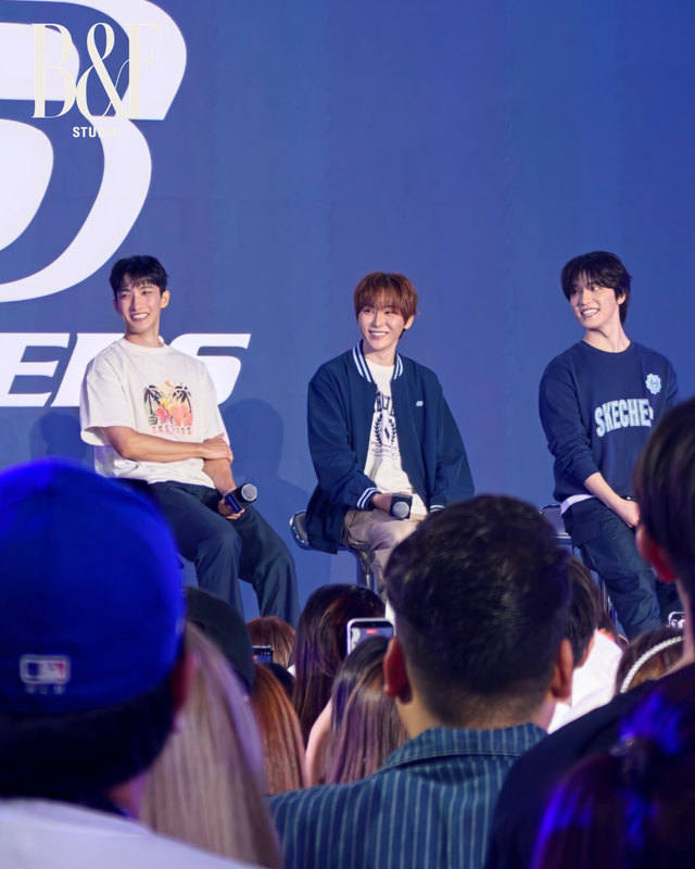 SEVENTEEN khiến 4 tầng TTTM đông đúc khi đổ bộ event Skechers, tiết lộ bí quyết để luôn "mới" sau 11 năm- Ảnh 8.
