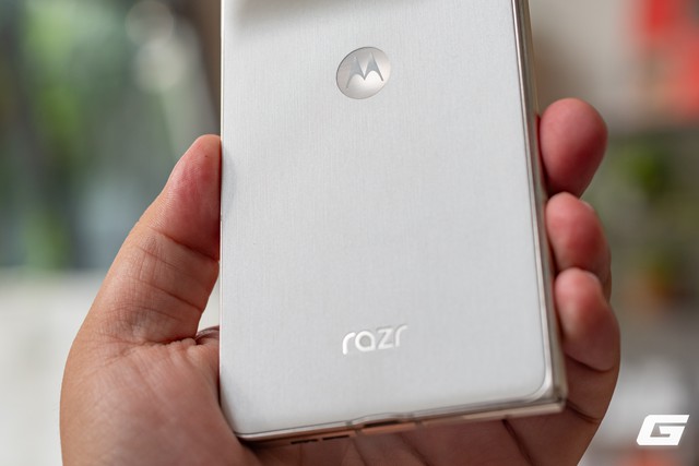 Cận cảnh Motorola Razr Fold: Kẻ đến sau nhưng không hề tỏ ra dè dặt- Ảnh 7.