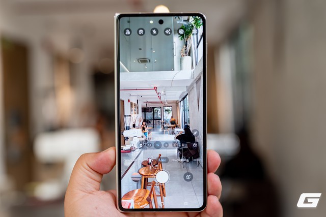 Cận cảnh Motorola Razr Fold: Kẻ đến sau nhưng không hề tỏ ra dè dặt- Ảnh 23.
