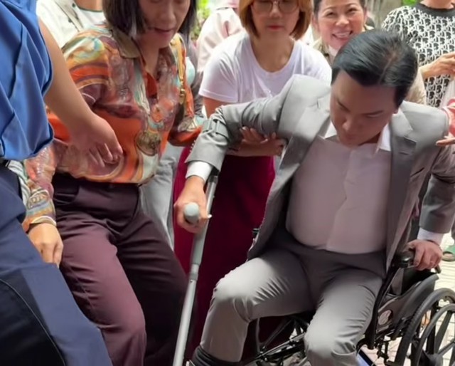 Mạnh Quỳnh về Việt Nam, phải ngồi xe lăn v&agrave; chống nạng- Ảnh 2.
