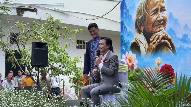 Mạnh Quỳnh về nước, phải xin lỗi kh&aacute;n giả  - Ảnh 2.