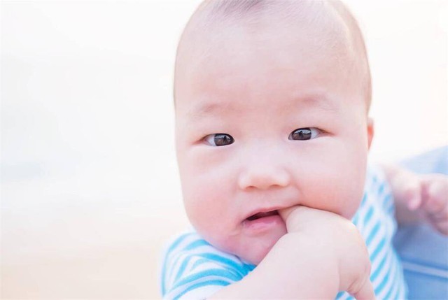 Con thường xuy&ecirc;n m&uacute;t tay? Người cần từ bỏ th&oacute;i quen l&agrave; mẹ chứ kh&ocirc;ng phải b&eacute;!- Ảnh 1.