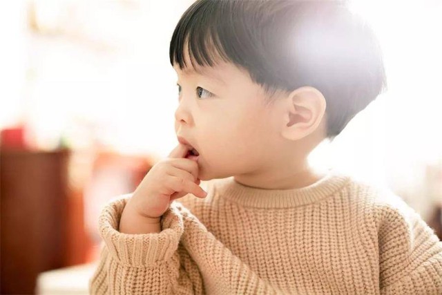 Con thường xuy&ecirc;n m&uacute;t tay? Người cần từ bỏ th&oacute;i quen l&agrave; mẹ chứ kh&ocirc;ng phải b&eacute;!- Ảnh 2.
