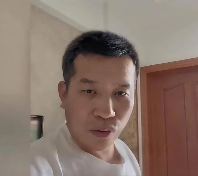 Một tài xế công nghệ chua xót: Dậy sớm thức khuya nuôi 2 con học ĐH, về nhà lại đối mặt với hai cánh cửa đóng kín - Ảnh 1.