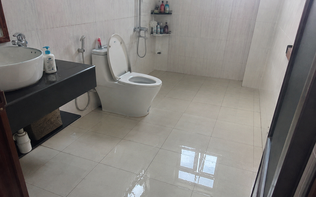 Vì sao ngày càng nhiều gia đình không còn lát gạch bóng trong phòng tắm? 2 bề mặt đang dần được ưu tiên hơn - Ảnh 1.