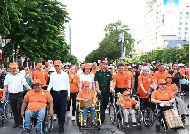 Hơn 5.000 người đi bộ v&igrave; nạn nh&acirc;n chất độc da cam: Lan tỏa y&ecirc;u thương, tiếp th&ecirc;m nghị lực - Ảnh 3.