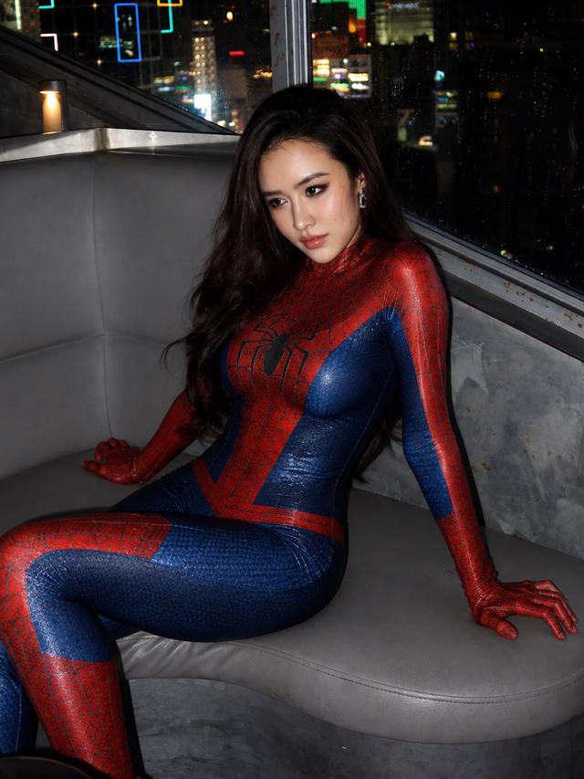 Mỹ nhân thường được gọi là "vợ Phó chủ tịch" bắt trend Người Nhện: Body nóng bỏng khiến Facebook cũng không tin vào mắt mình- Ảnh 4.