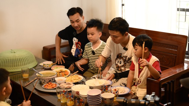 Bố ơi mình đi đâu thế? mùa 6 lên sóng: Lê Dương Bảo Lâm náo loạn chợ Hội An, các ông bố “toát mồ hôi” vì loạt thử thách đầu tiên - Ảnh 7.