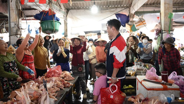 Bố ơi mình đi đâu thế? mùa 6 lên sóng: Lê Dương Bảo Lâm náo loạn chợ Hội An, các ông bố “toát mồ hôi” vì loạt thử thách đầu tiên - Ảnh 5.