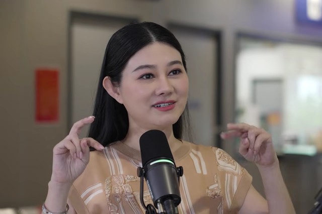 Nữ NSND miền Nam đi h&aacute;t, kh&aacute;n giả kẹp tiền v&agrave;o quạt n&eacute;m thẳng l&ecirc;n - Ảnh 1.