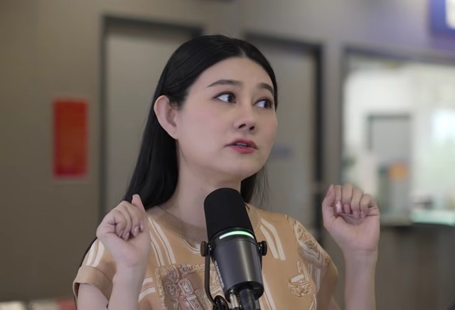 Nữ NSND miền Nam đi h&aacute;t, kh&aacute;n giả kẹp tiền v&agrave;o quạt n&eacute;m thẳng l&ecirc;n - Ảnh 2.