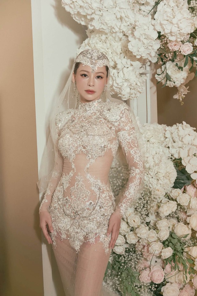 Ca sĩ Việt nhan sắc chấp 10 Hoa hậu càng có tuổi càng đẹp, được đại gia showbiz hơn 11 tuổi "cưng như trứng mỏng"- Ảnh 8.