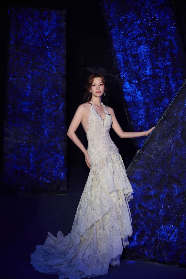 Ca sĩ Việt nhan sắc chấp 10 Hoa hậu càng có tuổi càng đẹp, được đại gia showbiz hơn 11 tuổi "cưng như trứng mỏng"- Ảnh 9.