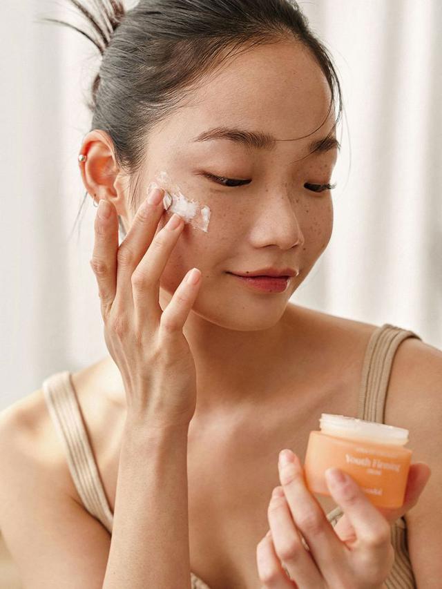 3 sai lầm khi chăm s&oacute;c da m&ugrave;a h&egrave; khiến l&agrave;n da nhanh xỉn m&agrave;u v&agrave; l&atilde;o h&oacute;a - Ảnh 1.