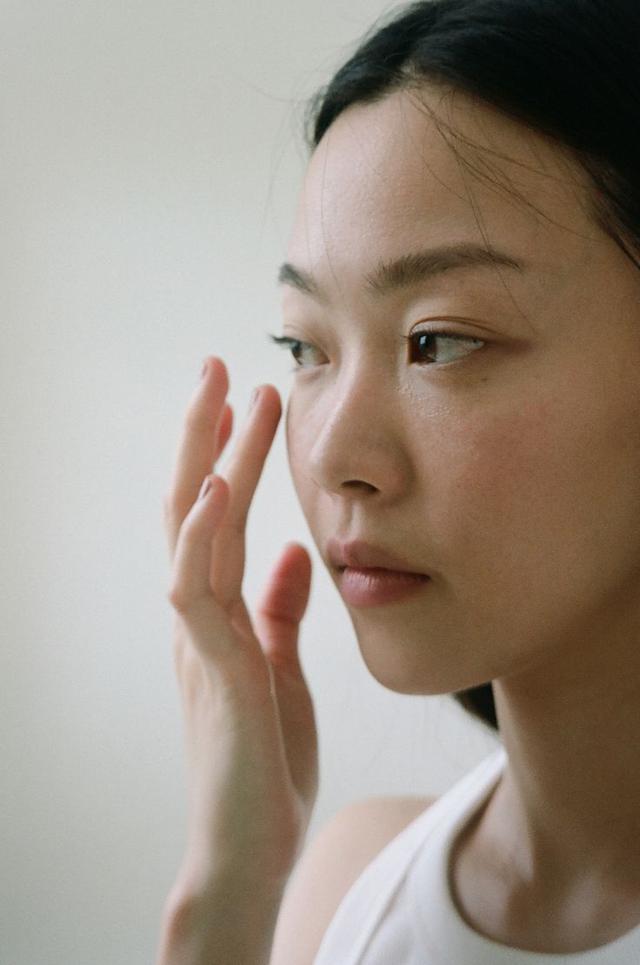 M&ugrave;a h&egrave; c&agrave;ng cần cẩn thận: 5 th&oacute;i quen khiến l&agrave;n da gi&agrave; đi nhanh hơn m&agrave; nhiều người vẫn mắc phải - Ảnh 1.