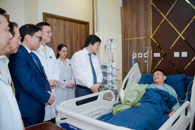 Lần đầu tiên tại Việt Nam - Vinmec phẫu thuật xuyên Việt hai chiều bắng robot cách xa 1.700km - Ảnh 1.