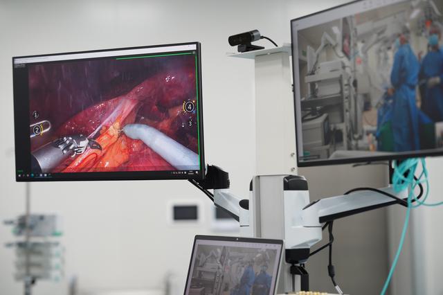 Lần đầu tiên tại Việt Nam - Vinmec phẫu thuật xuyên Việt hai chiều bắng robot cách xa 1.700km - Ảnh 5.